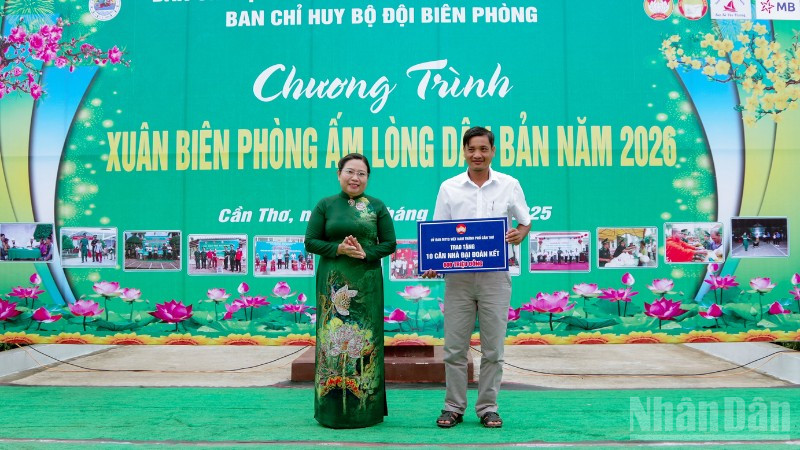 Đồng chí Hồ Thị Cẩm Đào, Phó Bí thư Thành ủy, Chủ tịch Ủy ban Mặt trận Tổ quốc thành phố Cần Thơ trao bảng tượng trưng tặng 10 căn nhà "Đại đoàn kết" cho các hộ gia đình có hoàn cảnh khó khăn.