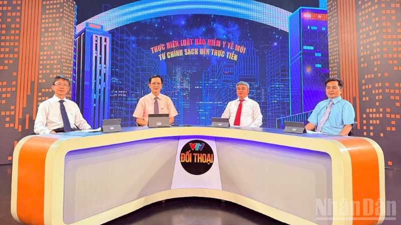 Các diễn giả tham gia chương trình Đối thoại:“Thực hiện Luật bảo hiểm y tế mới - Từ chính sách đến thực tiễn”.