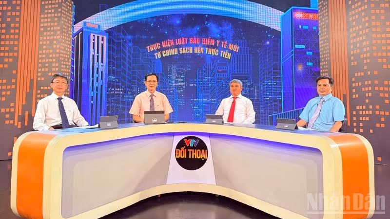 Các diễn giả tham gia chương trình Đối thoại:“Thực hiện Luật bảo hiểm y tế mới - Từ chính sách đến thực tiễn”.