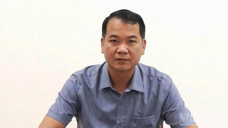 Ông Nguyễn Thanh Tâm, Phó Giám đốc Bảo hiểm xã hội thành phố Cần Thơ trả lời phỏng vấn phóng viên thường trú Báo Nhân Dân tại Cần Thơ. 