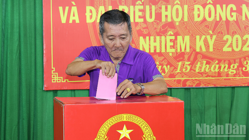 Cử tri trên địa bàn thành phố Cần Thơ thực hiện quyền và nghĩa vụ của mình. 