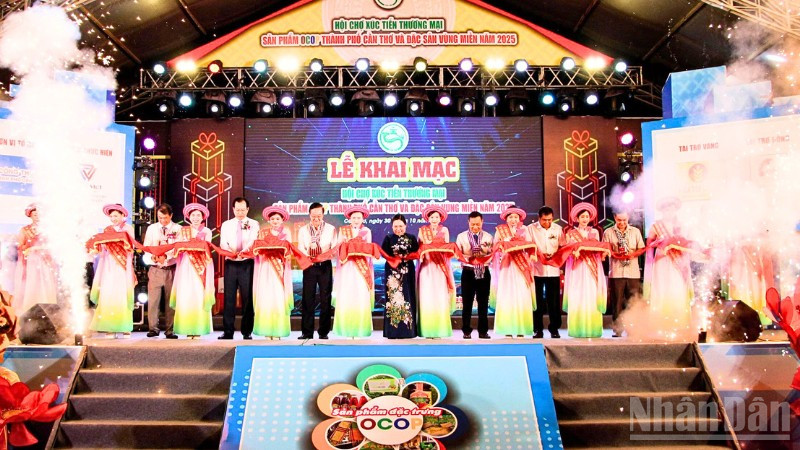 Nghi thức cắt băng lễ khai mạc.