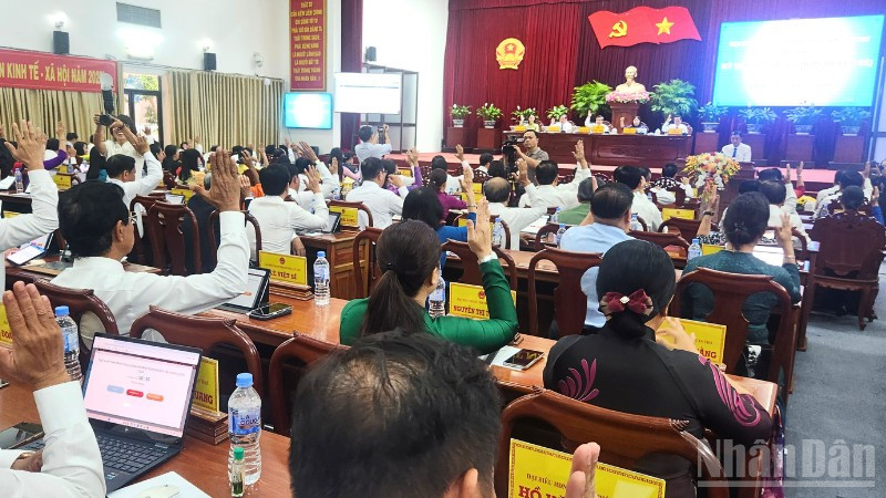 Đại biểu Hội đồng nhân dân thành phố Cần Thơ biểu quyết thông qua nghị quyết.