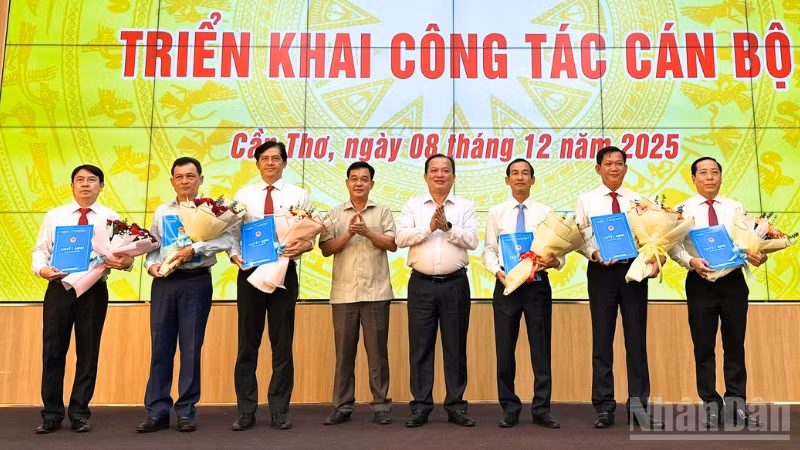 Ủy ban nhân dân thành phố Cần Thơ trao Quyết định nhiều cán bộ chủ chốt.