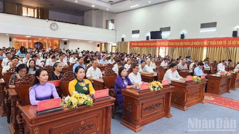 Các đại biểu tham dự buổi họp mặt