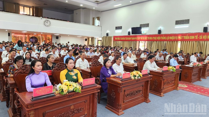 Các đại biểu tham dự buổi họp mặt