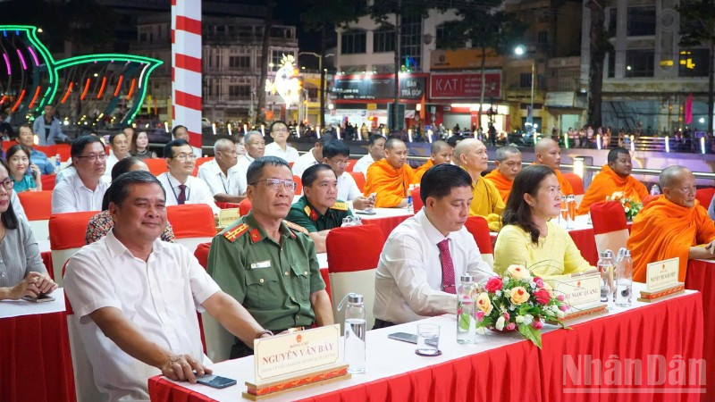 Đại biểu tham gia lễ khai mạc