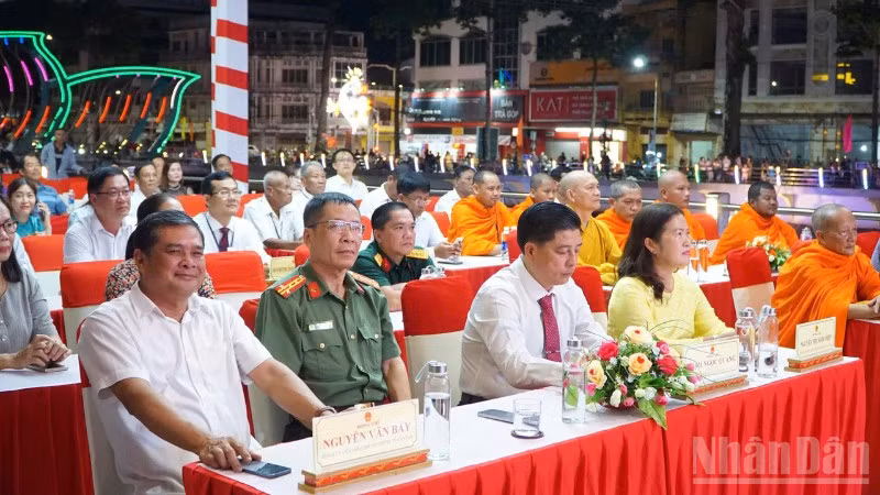 Đại biểu tham gia lễ khai mạc