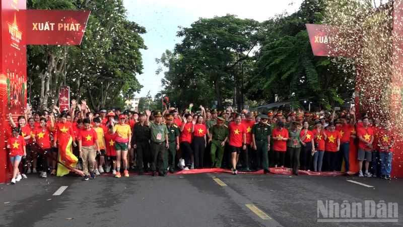 Hơn 6.000 người là nhân dân và cán bộ chiến sĩ tại công viên Sông Hậu, thành phố Cần Thơ tham gia, hưởng ứng chương trình “Cùng Việt Nam tiến bước”.
