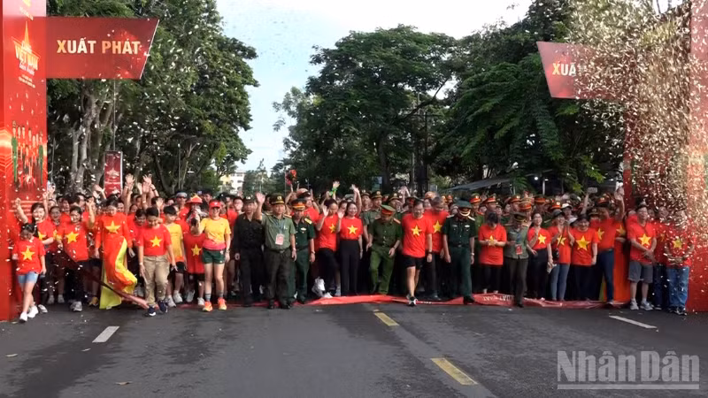 Hơn 6.000 người là nhân dân và cán bộ chiến sĩ tại công viên Sông Hậu, thành phố Cần Thơ tham gia, hưởng ứng chương trình “Cùng Việt Nam tiến bước”.