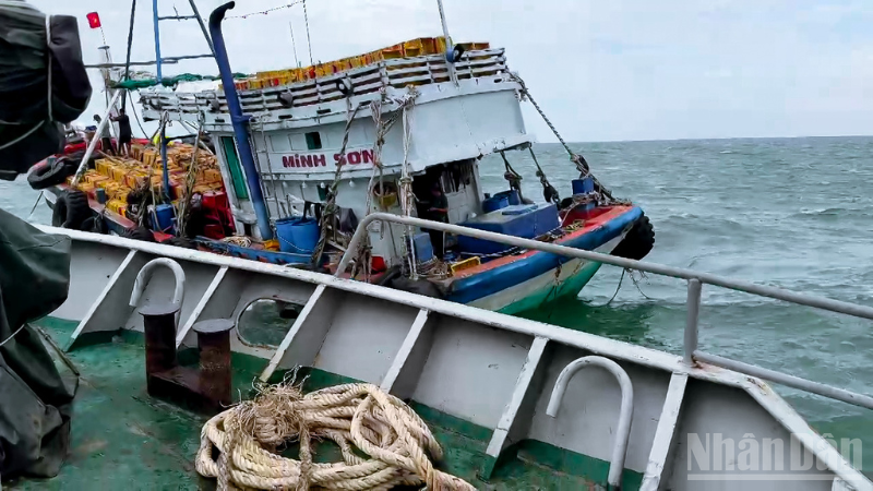 Tàu Hải đội 2, Bộ đội Biên phòng thành phố Cần Thơ tiếp cận vị trí tàu cá ST 94989 TS gặp nạn.