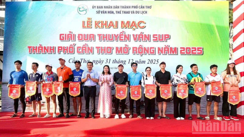 Ban Tổ chức tặng cờ lưu niệm cho các vận động viên tham gia thi đấu.