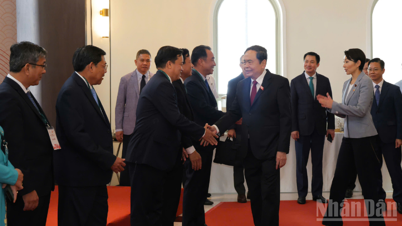 Chủ tịch Quốc hội Trần Thanh Mẫn chúc mừng đại biểu tham dự Hội nghị.