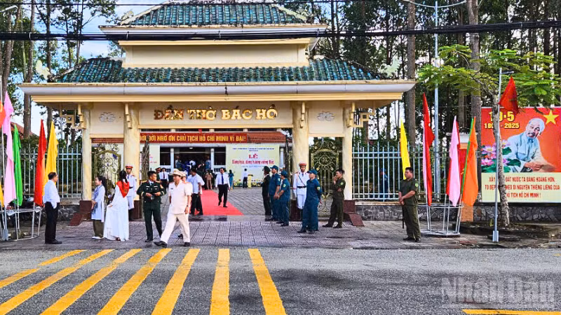 Đền thờ Bác Hồ được xây dựng trên vùng đất phía bắc nơi ngã tư của hai con kênh Long Mỹ II và Năm Căn giao nhau thuộc xã Lương Tâm, thành phố Cần Thơ