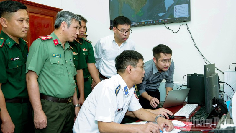 Đoàn công tác kiểm tra hệ thống quản lý tàu cá tại trạm kiểm soát biên phòng Trần Đề, Đồn Biên phòng Trung Bình.