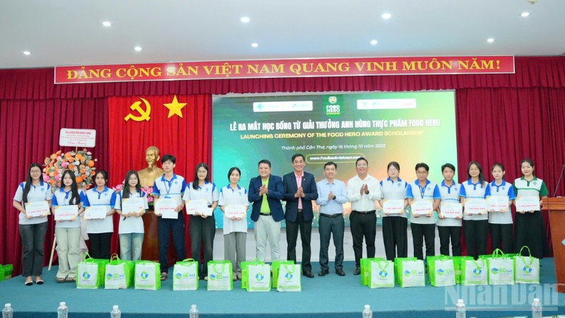 Các sinh viên Đại học Cần Thơ có hoàn cảnh khó khăn nhận học bổng Anh hùng Thực phẩm đợt đầu tiên. 