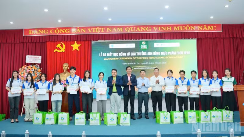 Các sinh viên Đại học Cần Thơ có hoàn cảnh khó khăn nhận học bổng Anh hùng Thực phẩm đợt đầu tiên. 