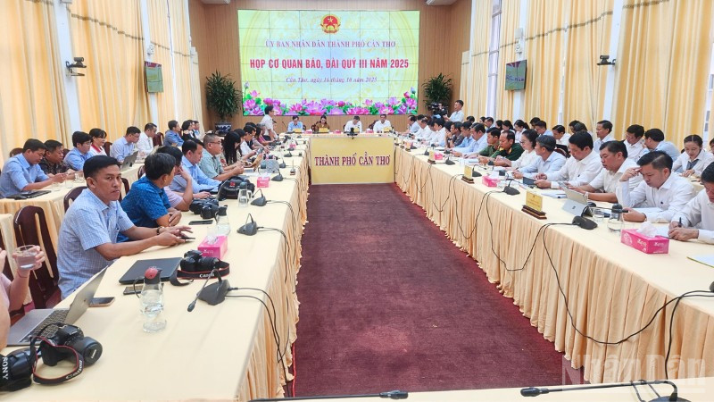 Quang cảnh họp báo, đài.
