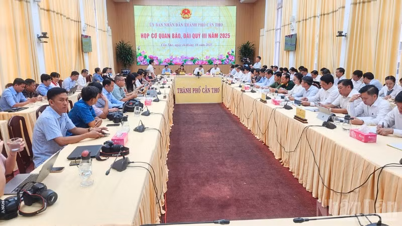 Quang cảnh họp báo, đài.