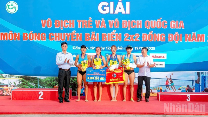 Ban Tổ chức trao giải hạng Nhất, Nhì, Ba cho các đội tham gia Giải vô địch trẻ và vô địch quốc gia môn bóng chuyền bãi biển. (Ảnh: BTC)