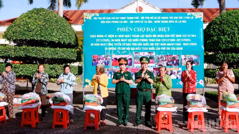 Lãnh đạo Bộ đội Biên phòng thành phố Cần Thơ và Hội phụ nữ cơ sở phòng thủ khu vực 3 Phú Lợi, Bộ Chỉ huy Quân sự thành phố Cần Thơ tặng quà cho các hộ gia đình có hoàn cảnh khó khăn tại chương trình.