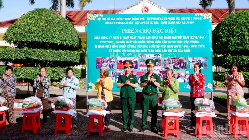 Trao tặng 100 phần quà cho người nghèo khu vực biên giới biển thành phố Cần Thơ Lãnh đạo Bộ đội Biên phòng thành phố Cần Thơ và Hội phụ nữ cơ sở phòng thủ khu vực 3 Phú Lợi, Bộ Chỉ huy Quân sự thành phố Cần Thơ tặng quà cho các hộ gia đình có hoàn cảnh khó khăn tại chương trình.