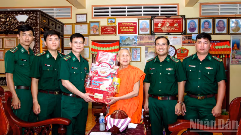 Đại tá Lương Hữu Trung, Phó Chỉ huy trưởng Bộ đội Biên phòng thành phố Cần Thơ thăm, tặng quà Hòa thượng Thạch Huôl, Trụ trì chùa Prey Chóp, xã Lai Hòa.