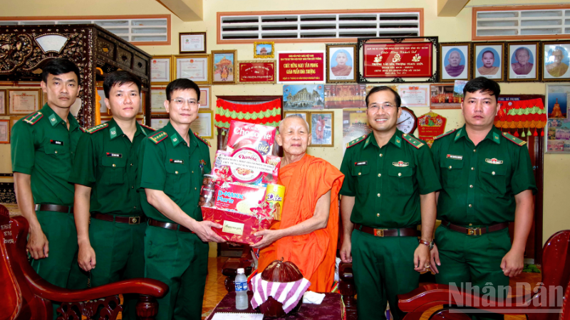 Đại tá Lương Hữu Trung, Phó Chỉ huy trưởng Bộ đội Biên phòng thành phố Cần Thơ thăm, tặng quà Hòa thượng Thạch Huôl, Trụ trì chùa Prey Chóp, xã Lai Hòa.