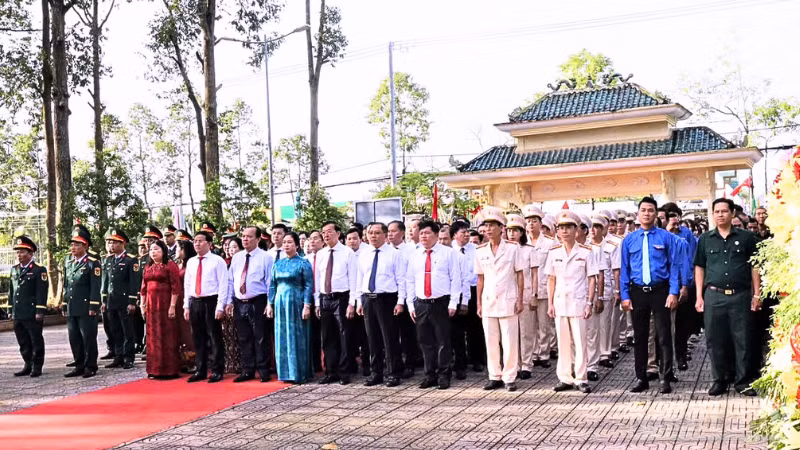 Lãnh đạo thành phố Cần Thơ viếng Đền thờ Bác Hồ ở xã Lương Tâm.