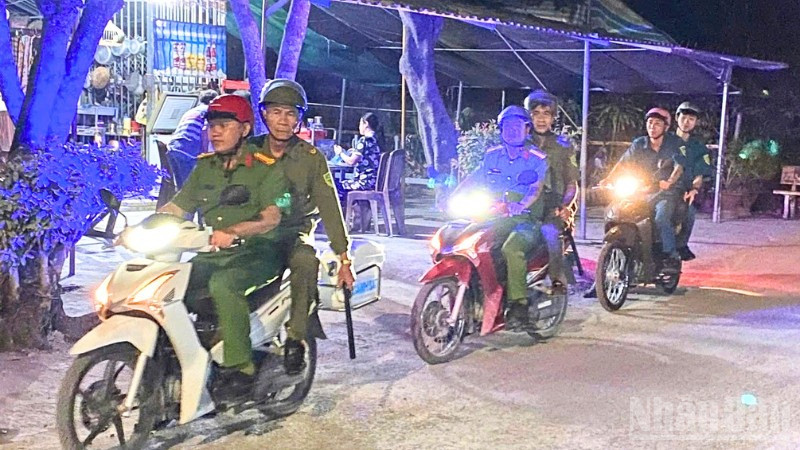 Công an xã Tân Hòa, thành phố Cần Thơ phối hợp các lực lượng tuần tra đêm, bám sát địa bàn.