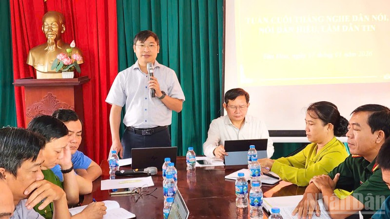 Đồng chí Lê Hoàng Xuyên, Bí thư Đảng ủy xã Tân Hòa, thành phố Cần Thơ chủ trì chương trình “Tuần cuối tháng nghe dân nói, nói dân hiểu, làm dân tin”.