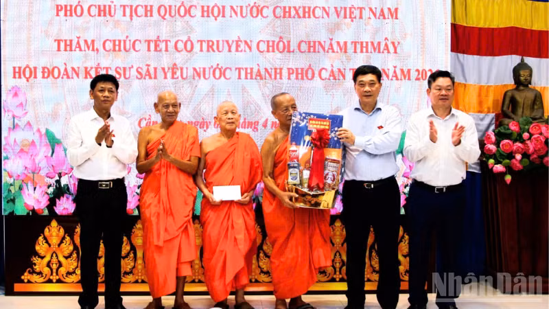 Phó Chủ tịch Quốc hội Vũ Hồng Thanh (thứ 2 từ bên phải qua) tặng quà Hội Đoàn kết sư sãi yêu nước thành phố Cần Thơ.