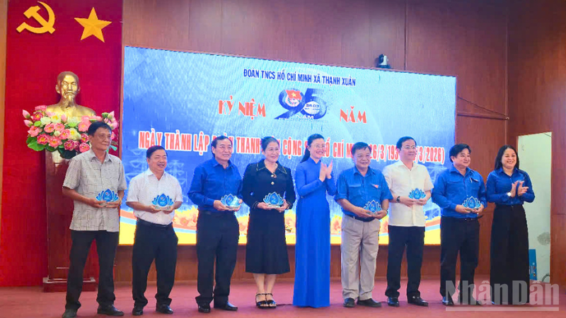 Thành Đoàn Cần Thơ và xã Thạnh Xuân tặng quà cho các cấp cán bộ đoàn qua các thời kỳ.