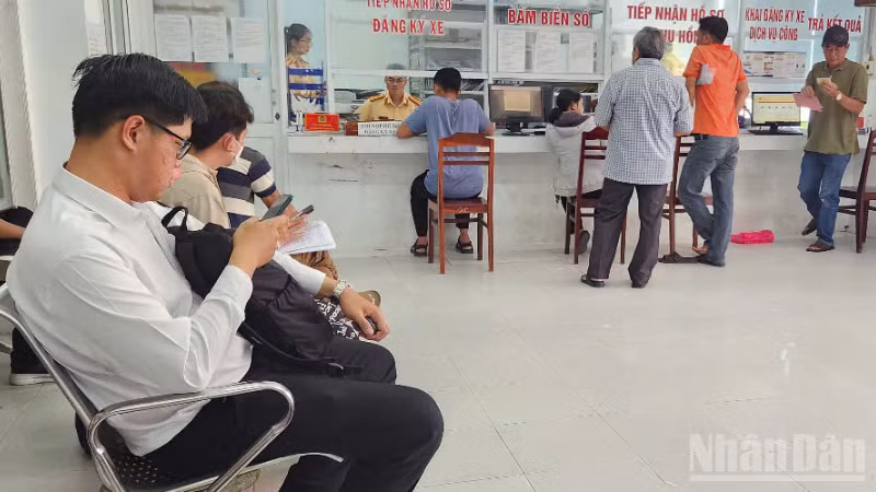 Lực lượng Cảnh sát giao thông thành phố Cần Thơ thực hiện thủ tục hành chính cho người dân.