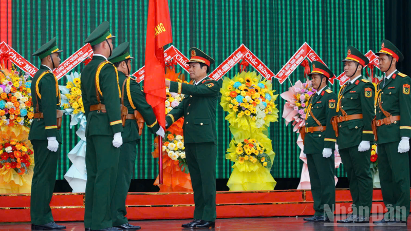 Đại tướng Nguyễn Tân Cương, Ủy viên Ban chấp hành Trung ương Đảng, Ủy viên Thường vụ Quân ủy Trung ương, Tổng Tham mưu trưởng, Thứ trưởng Quốc phòng trao quân kỳ Quyết thắng cho các đơn vị thành lập mới trên địa bàn Quân khu.