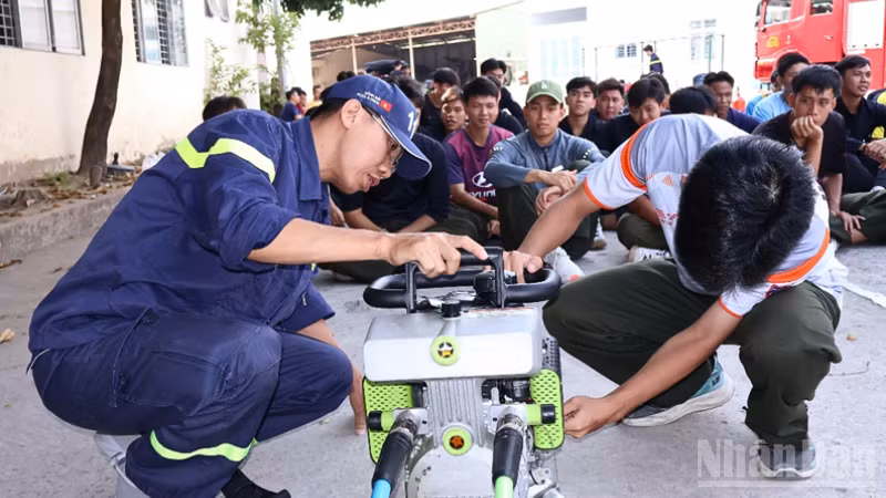 Hướng dẫn thao tác bảo quản, bảo dưỡng phương tiện chữa cháy và cứu nạn, cứu hộ.