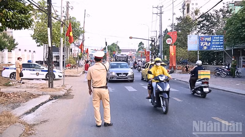 Lực lượng cảnh sát giao thông tuần tra, kiểm soát các phương tiện lưu thông trên đường
