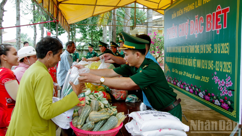 Cán bộ Bộ đội Biên phòng thành phố Cần Thơ và mạnh thường quân trao quà cho người dân.