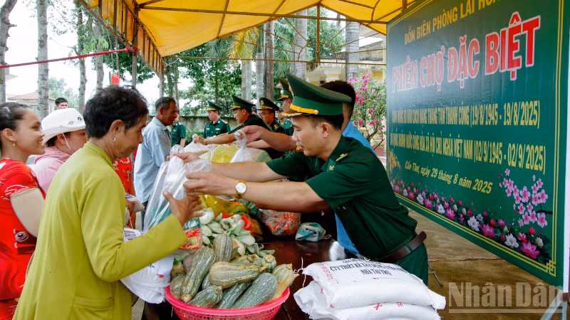 Cán bộ Bộ đội Biên phòng thành phố Cần Thơ và mạnh thường quân trao quà cho người dân.