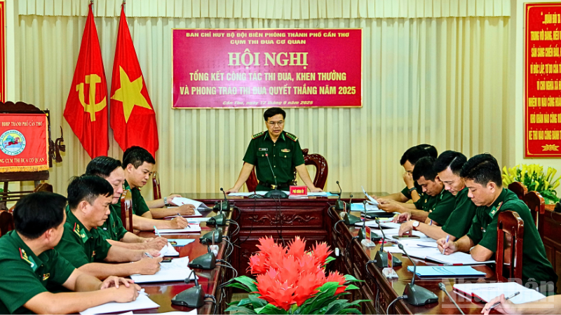 Đại tá Hà Huy Trường, Phó Chính ủy Bộ đội Biên phòng thành phố Cần Thơ phát biểu chỉ đạo tại hội nghị.
