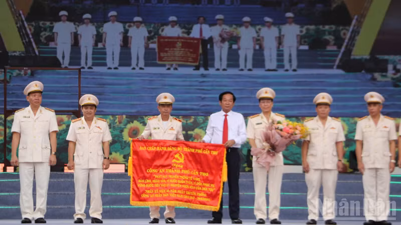 Ông Đỗ Thanh Bình (áo trắng), Bí thư Thành ủy Cần Thơ tặng bức trướng cho Công an thành phố Cần Thơ.