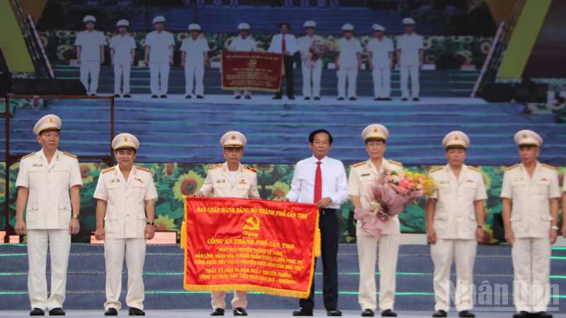 Ông Đỗ Thanh Bình (áo trắng), Bí thư Thành ủy Cần Thơ tặng bức trướng cho Công an thành phố Cần Thơ.