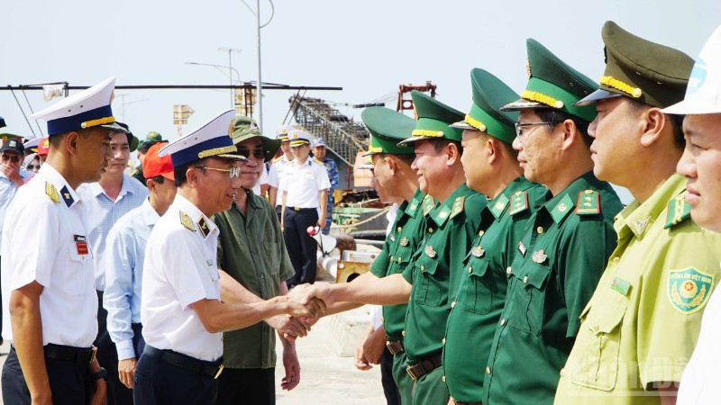 Đoàn công tác đến đảo Hòn Khoai.