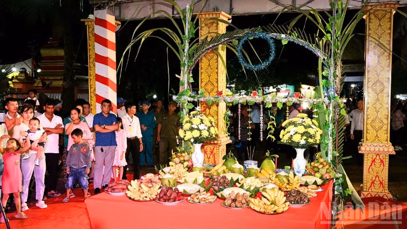 Nghi thức lễ Cúng Trăng của đồng bào Khmer Nam bộ tại Chùa Kh’Leang, phường Sóc Trăng, thành phố Cần Thơ.