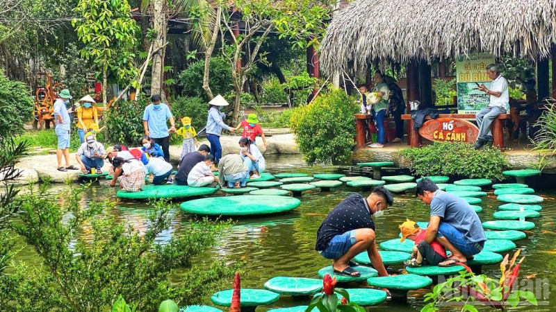 Du khách trải nghiệm các trò chơi dân gian tại các điểm du lịch trên địa bàn thành phố Cần Thơ.