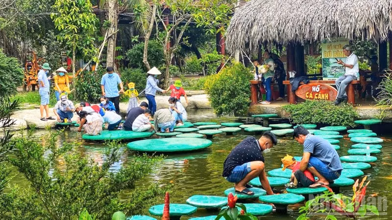 Du khách trải nghiệm các trò chơi dân gian tại các điểm du lịch trên địa bàn thành phố Cần Thơ.