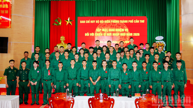 Chiến sĩ mới nhập ngũ chụp ảnh lưu niệm với thủ trưởng Ban chỉ huy Bộ đội Biên phòng thành phố Cần Thơ tại buổi gặp mặt giao nhiệm vụ.