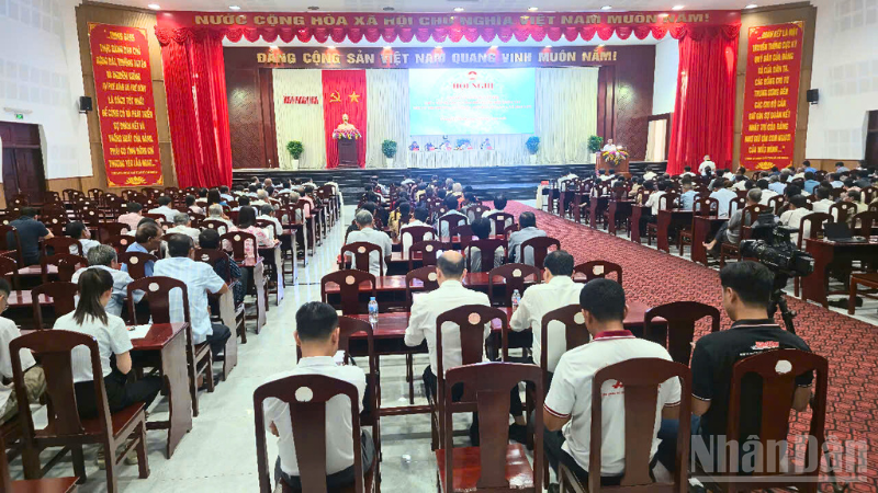 Quang cảnh buổi tiếp xúc cử tri.