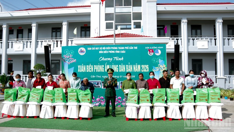 Đại tá Hà Huy Trường, Phó Chính ủy Bộ đội Biên phòng thành phố Cần Thơ tặng quà cho các hộ gia đình có hoàn cảnh khó khăn tại chương trình.