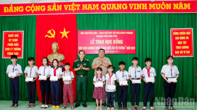 Ban Chỉ huy Bộ đội Biên phòng thành phố Cần Thơ phối hợp Hội Khuyến học thành phố tổ chức Lễ trao học bổng cho các em học sinh trên địa bàn khu vực biên giới biển.